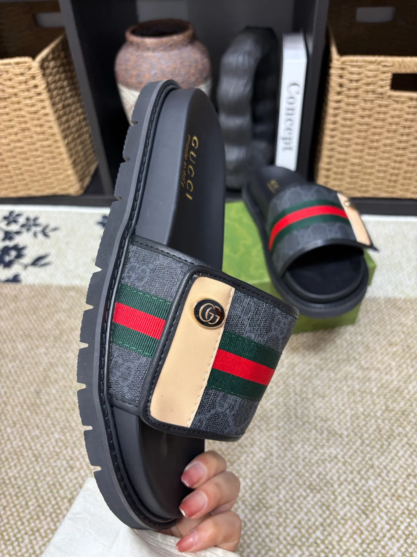 Factory 💰 300 yuan Gucci slippers] high-end men's shoes brand official website 1:1 latest masterpiece: original mold customization, the fabric is made of imported original materials, upgraded outsole, lighter and non-slip. The market's top quality, simple yet tasteful, a must-have for fashionistas, fashionable at your feet, full of confidence, the same style at the counter 👍The season of summer slippers is here. Code: 38-45 (45 customized)